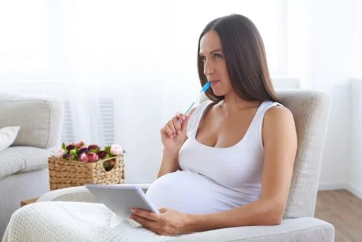 Gravid kvinde der leder efter populære navne