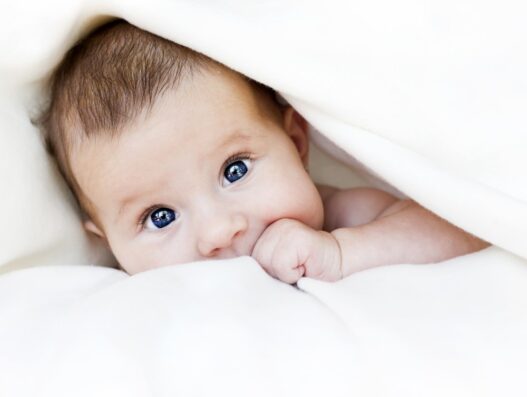 Baby under et tæppe