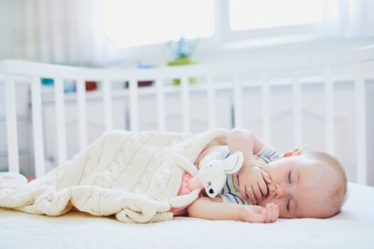 Sovende baby med nusseklud